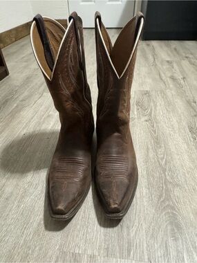 Ariat Brown Leather Western Cowboy Boots with Cream Piping